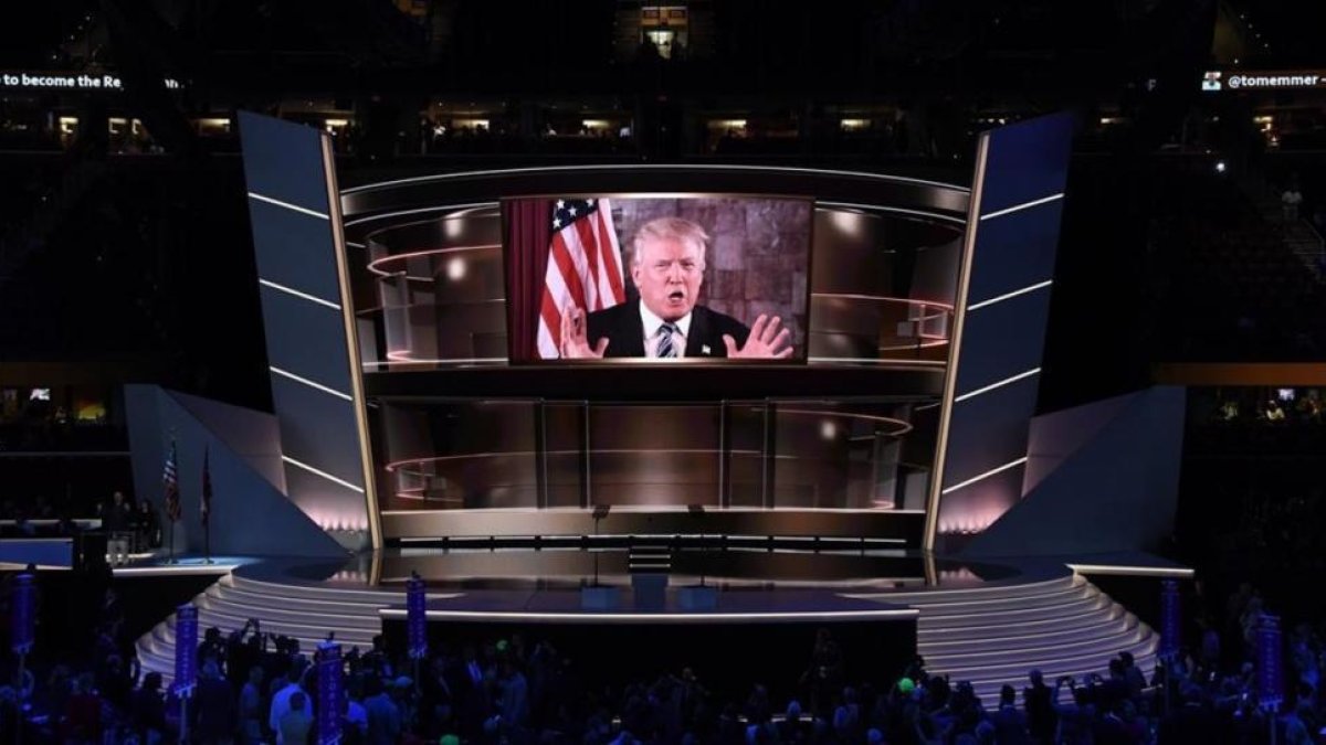 Donald Trump habla en pantalla en el segundo día de la Convención Republicana, en Cleveland, el 19 de julio.-AFP / JIM WATSON