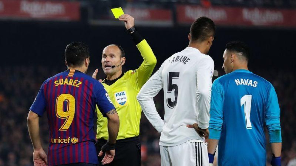 Mateu Lahoz muestra la tarjeta amarilla a Luis Suárez, en el clásico de Copa de la semana pasada.-GETTY IMAGES EUROPE