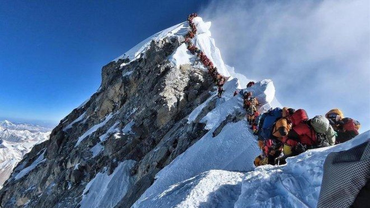 El atasco del Everest.-AFP