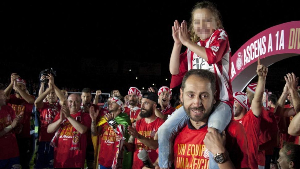 Pablo Machín celebrando el domingo el ascenso a Primera en Montilivi con una de sus hijas a hombros.-El Punt