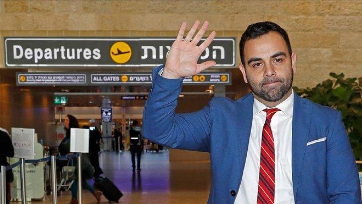 El director de Human Rights Watch para Israel y Palestina, Omar Shakir, poco antes de tomar un vuelo en el aeropuerto de Ben Gurion tras ser expulsado por el Gobierno de Israel.-JACK GUEZ (AFP)