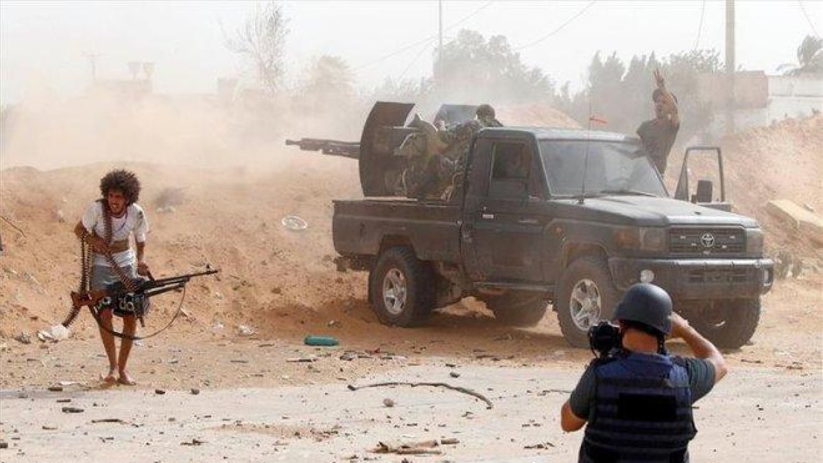 Combatientes en medio de los ataques en Trípoli.-AFP