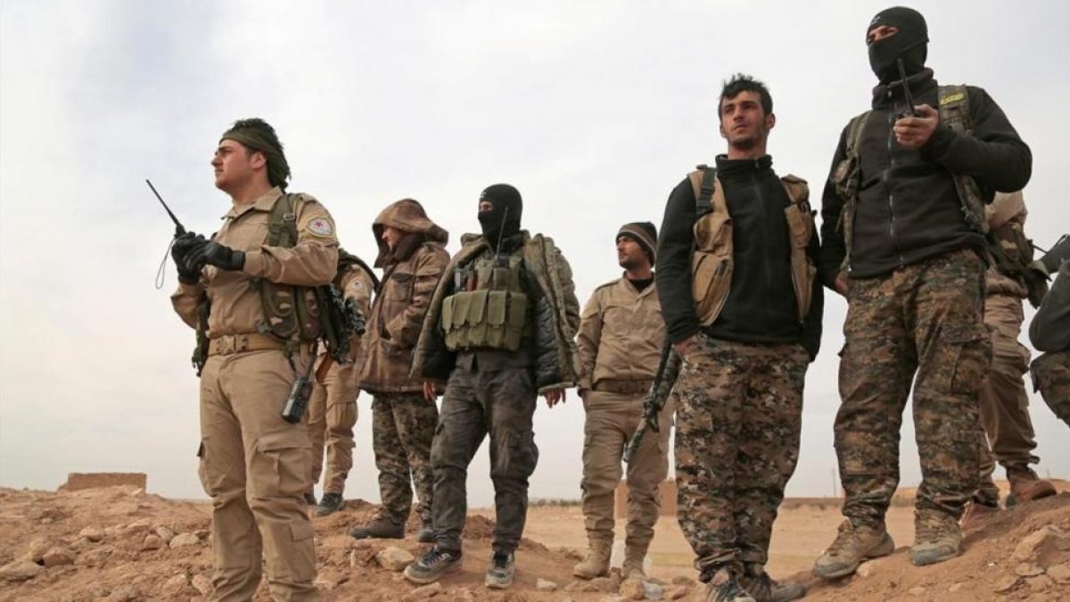 Miembros del las Fuerzas Sirias Democráticas que participan en la ofensiva contra el Estado Islámico en Raqqa.-RODI SAID