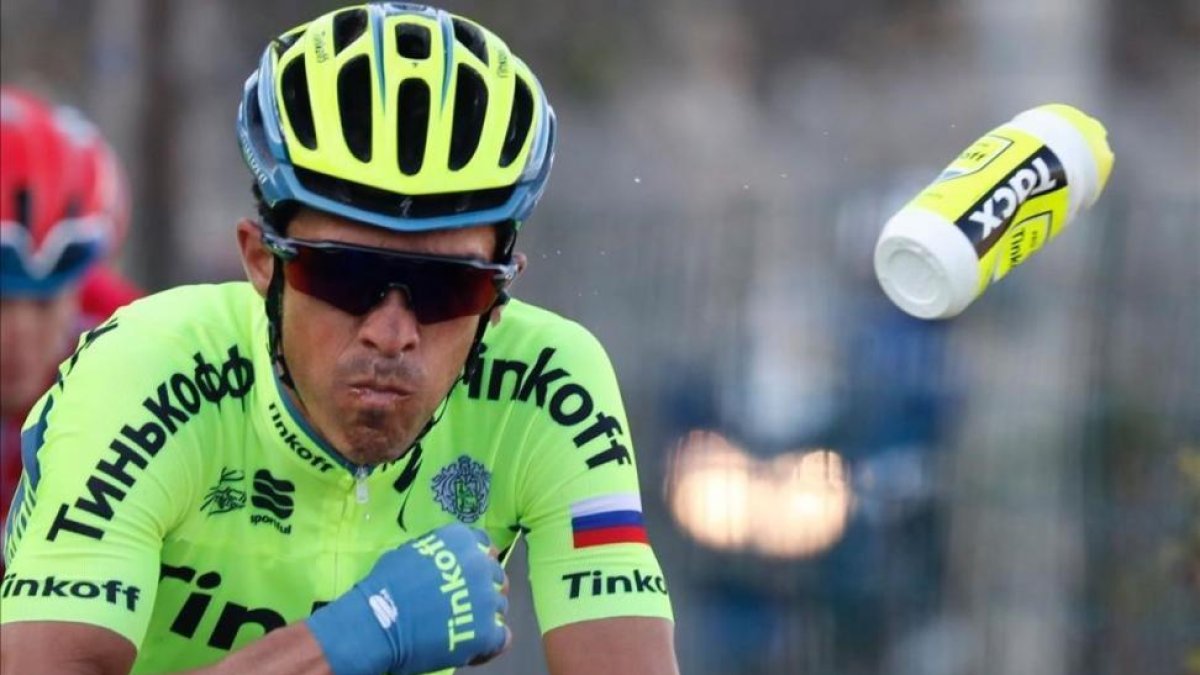 Alberto Contador se desprende de un botellín, durante la París-Niza.-AFP / KENZO TRIBOUILLARD