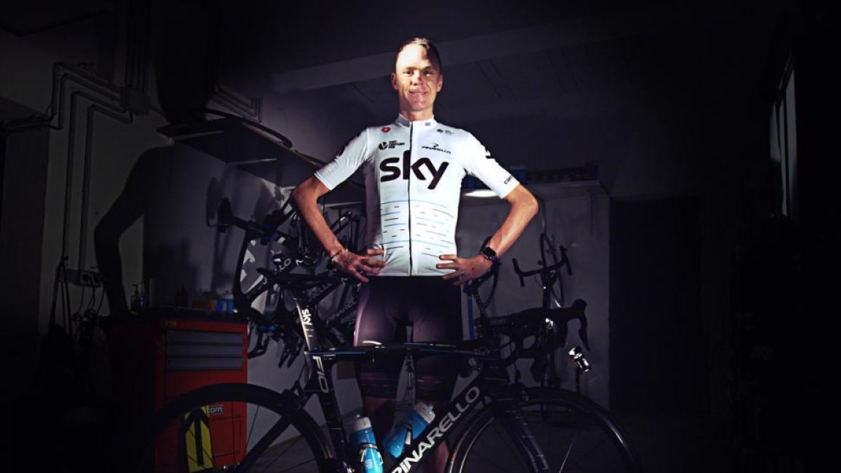 Chris Froome, con el nuevo 'maillot' blanco que el equipo Sky lucirá en el Tour.-TEAM SKY