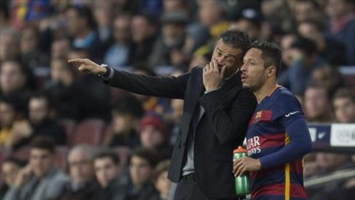 Luis Enrique da instrucciones a Adriano en el Camp Nou.-JORDI COTRINA