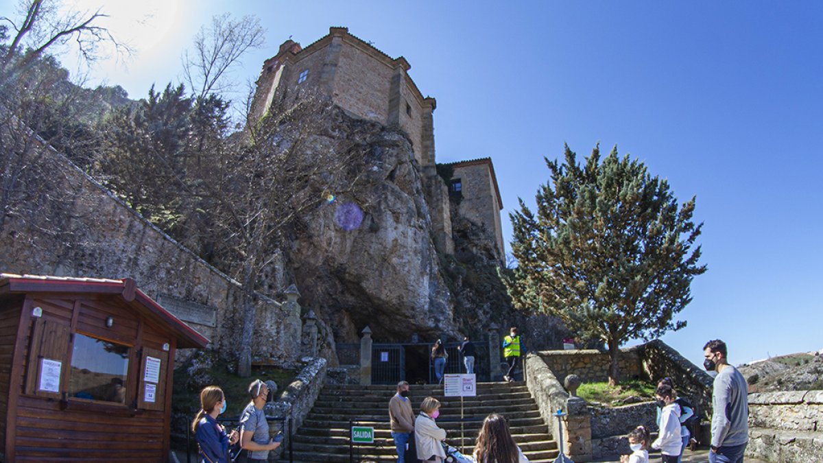 Visitantes en el acceso a la ermita de San Saturio. MARIO TEJEDOR