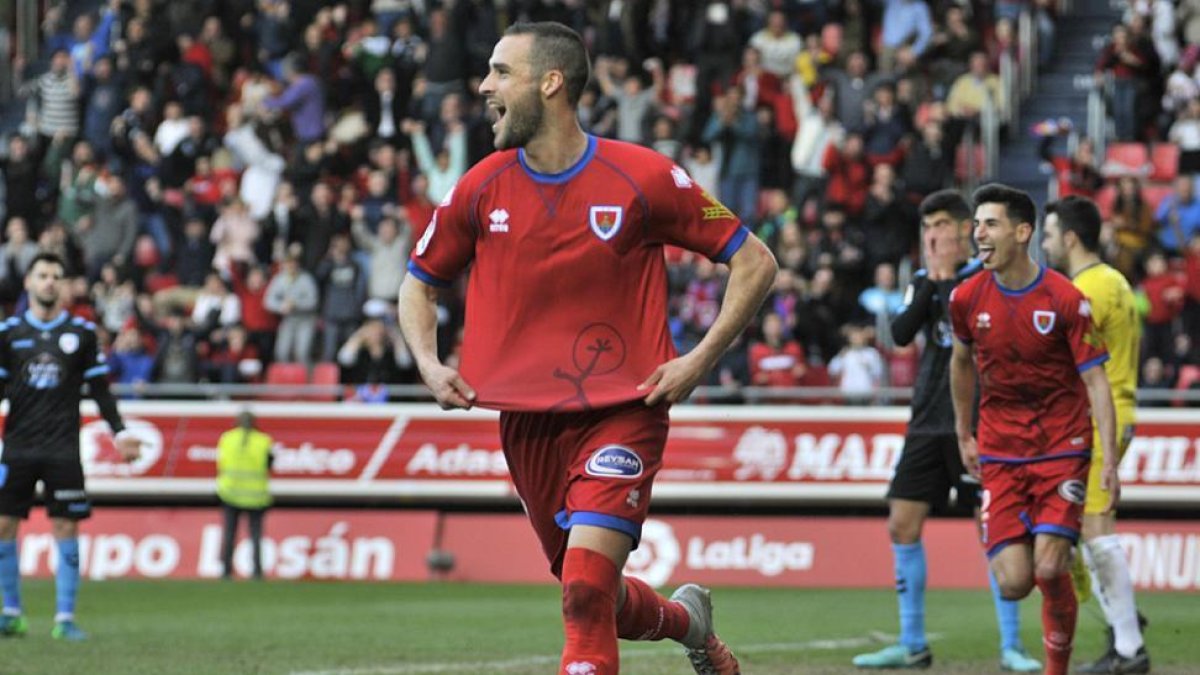 Higinio celebra uno de sus dos goles con los que el Numancia tumbaba al Lugo.-Valentín Guisande