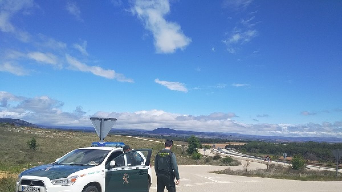 La Guardia Civil intentó parar al turismo en un control en Almazán.