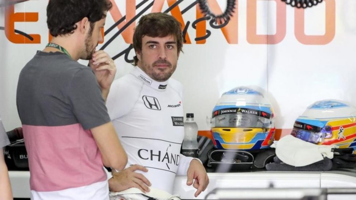 Fernando Alonso, en el box de McLaren-Honda en Sepang (Malasia).-EFE / DIEGO AZUBEL