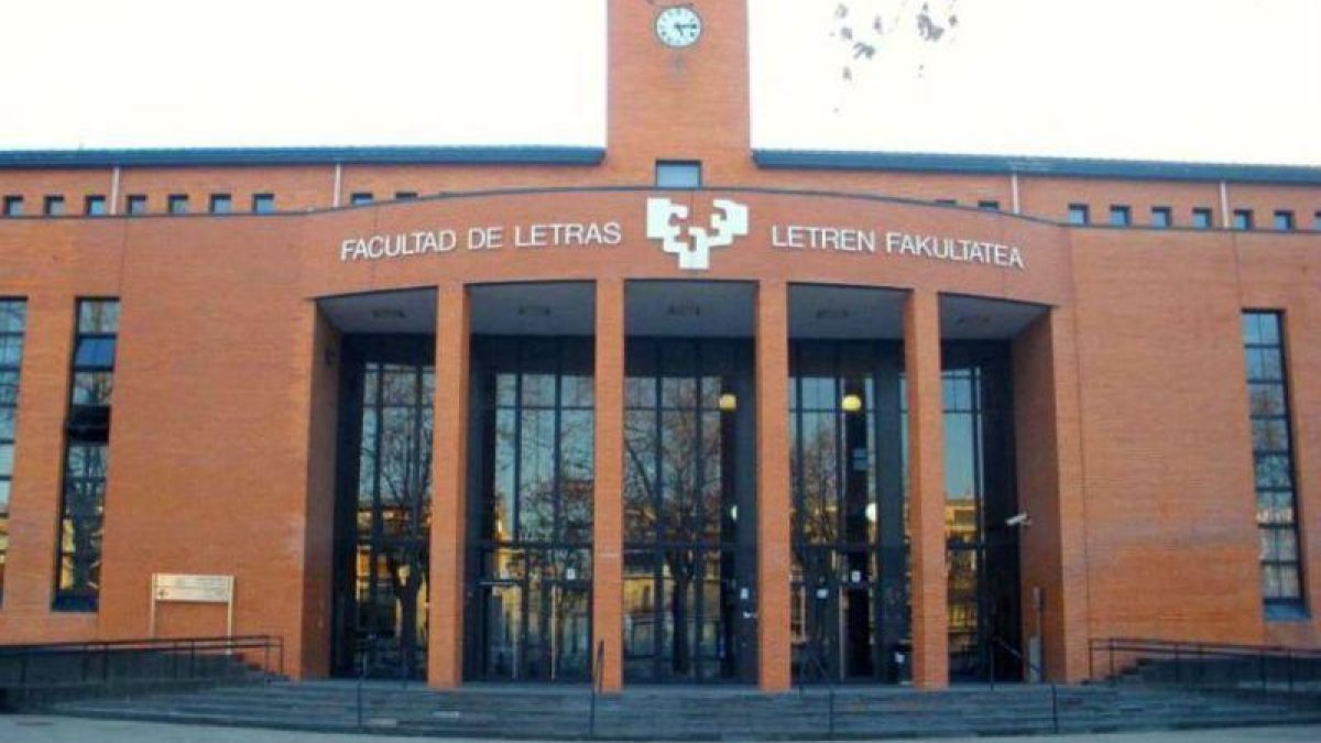Fachada de la Facultad de Letras de la Universidad del País Vasco en Vitoria.-EL PERIÓDICO