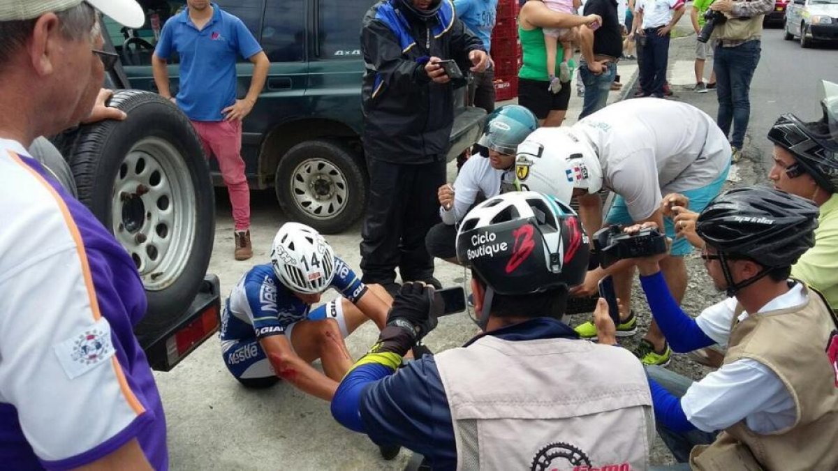 Gabriel Marín dolorido después de la aparatosa caída que sufrió durante una etapa de la Vuelta a Costa Rica.-
