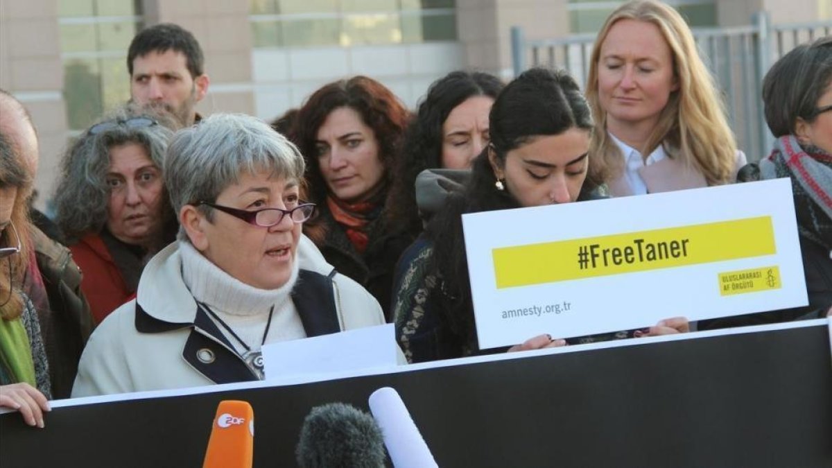 Manifestación de activistas de derechos humanos a favor de la libertad de Kiliç, presidente de AI en Turquía, ante el juzgado de Estambul, el 31 de enero.-EFE / ILYA U TOPPER