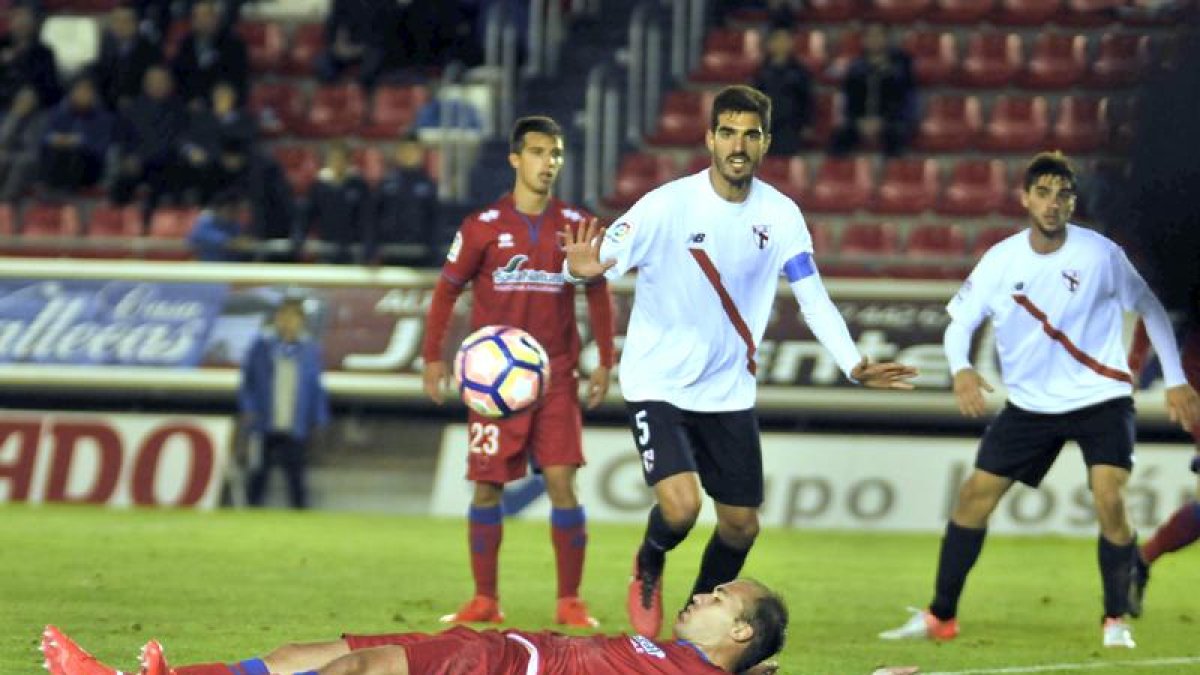 Bernardo Cruz, con la camiseta del Sevilla Atlético, en un partido ante el Numancia en Los Pajaritos.-VALENTÍN GUISANDE