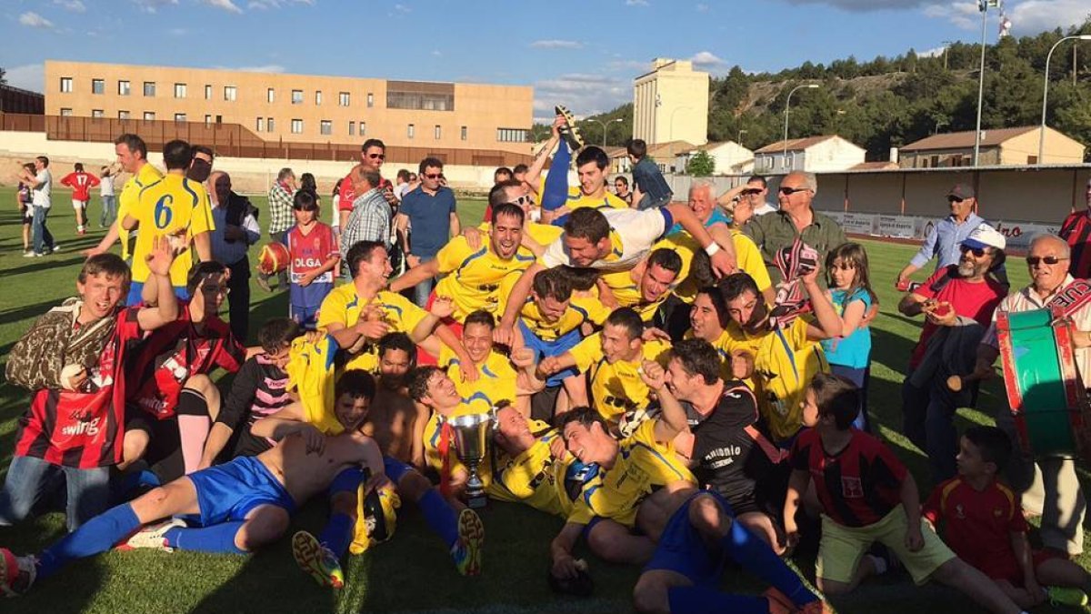 Los jugadores del Tardelcuende celebran el título de Copa Diputación.-DIPUTACIÓN DE SORIA