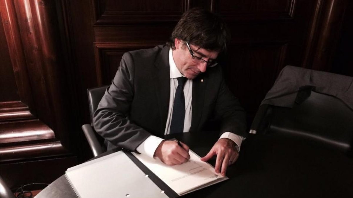 Carles Puigemont firma la ley de referñendum el 6 de septiembre del 2017.-TWITTER