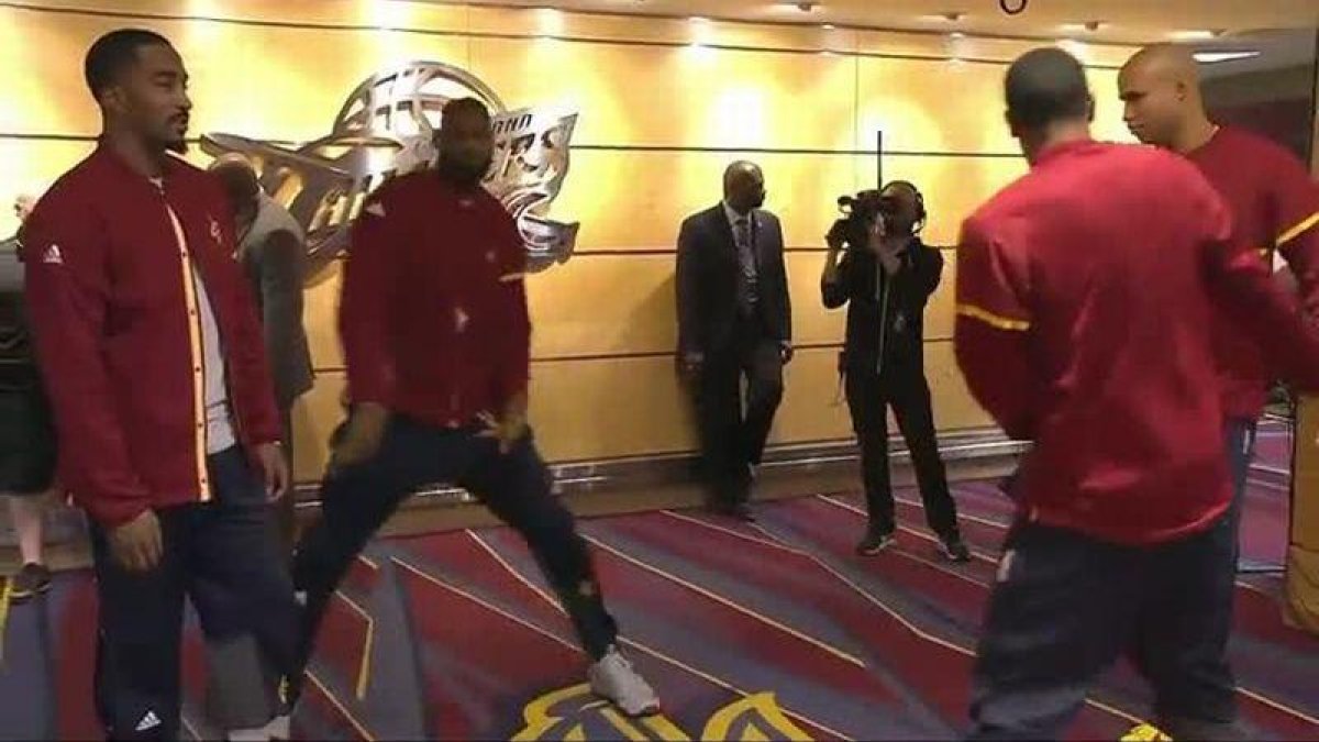 LeBron y su peculiar baile antes de saltar al parquet de Cleveland.-
