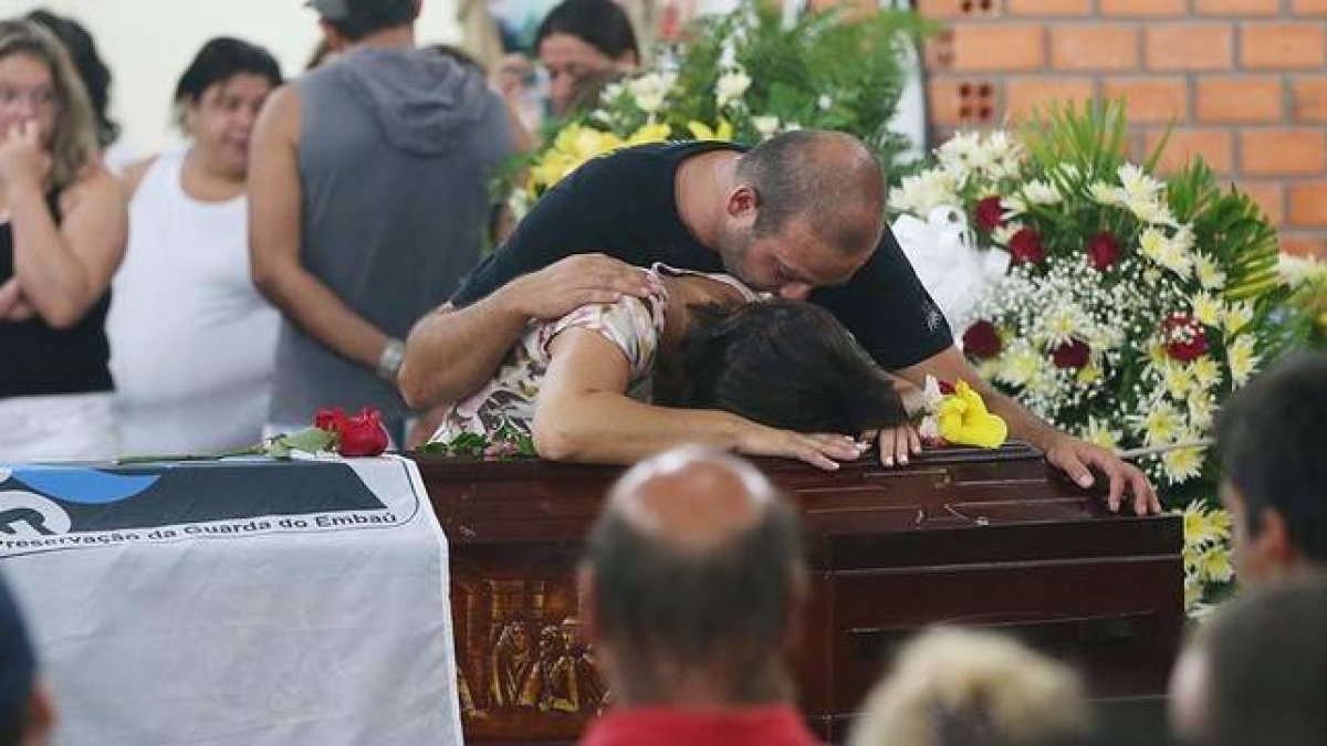 La familia de Ricardo Dos Santos durante su funeral este miércoles en Paçoca, Brasil.-Foto: AFP PHOTO / CHRISTIANO ESTRELA