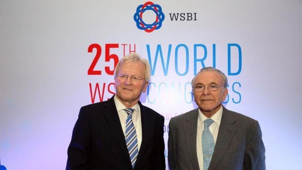 Heinrich Haasis e Isidre Fainé, nuevo presidente de WSBI.-EL PERIÓDICO