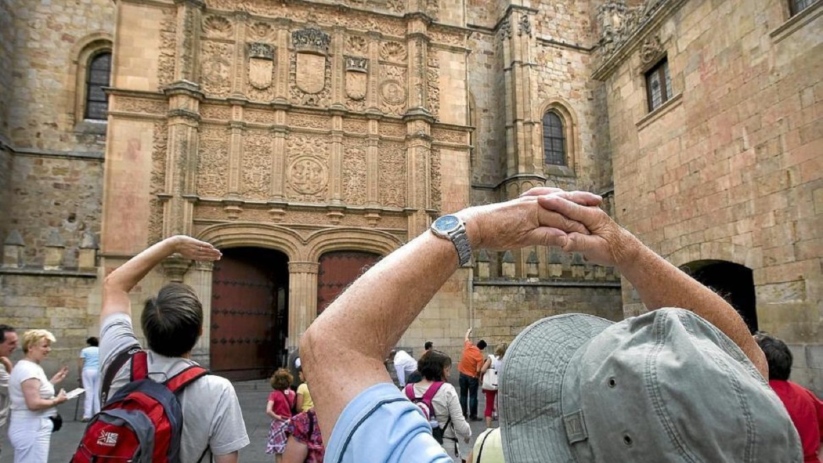 Unos turistas observan la fachada de la Universidad de Salamanca, en una imagen de archivo.-EL MUNDO