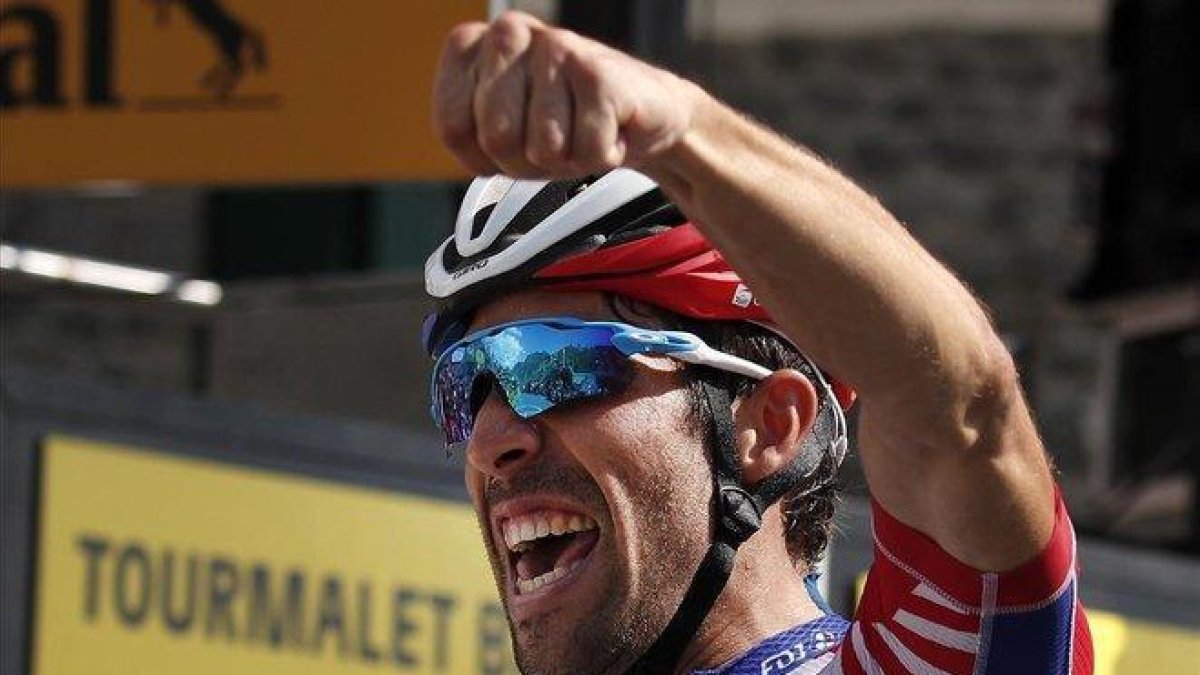Thibaut Pinot celebra la victoria en el Tourmalet.-EFE EPA / YOAN VALAT