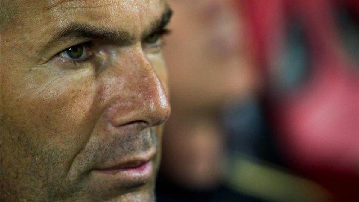 Zidane, en Son Moix durante el duelo con el Mallorca.-AFP / JAIME REINA