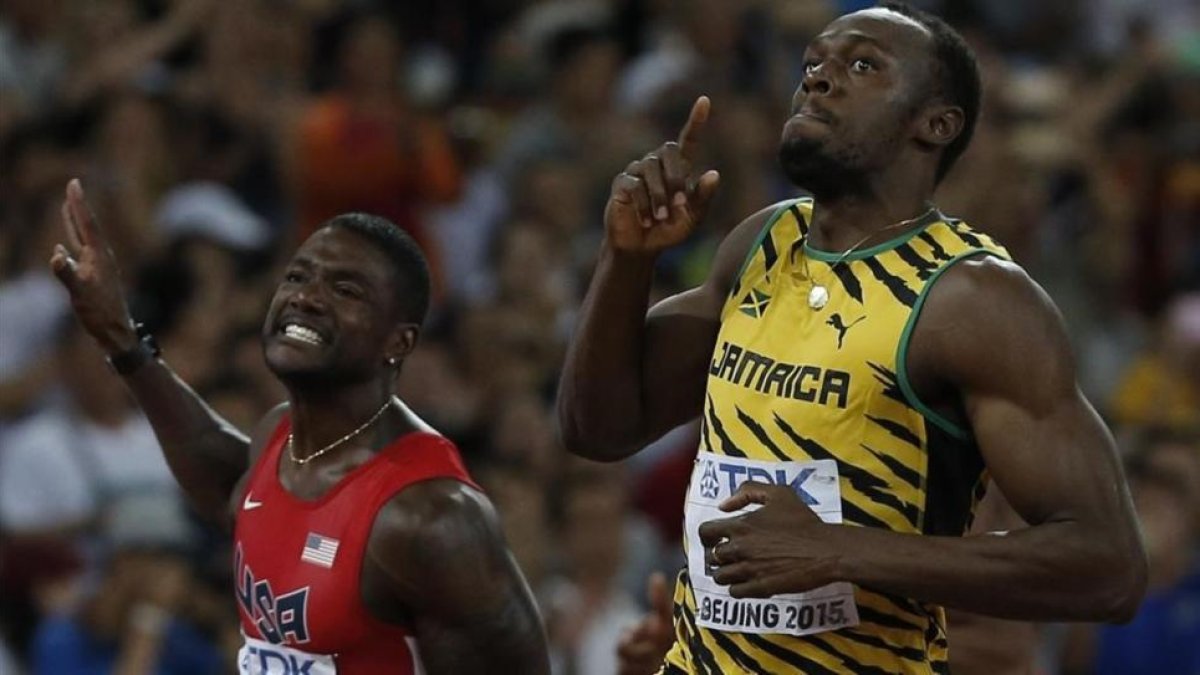 Bolt derrota a Gatlin en los 100 metros de los Mundiales de Pekín 2015.-AFP / ADRIAN DENNIS
