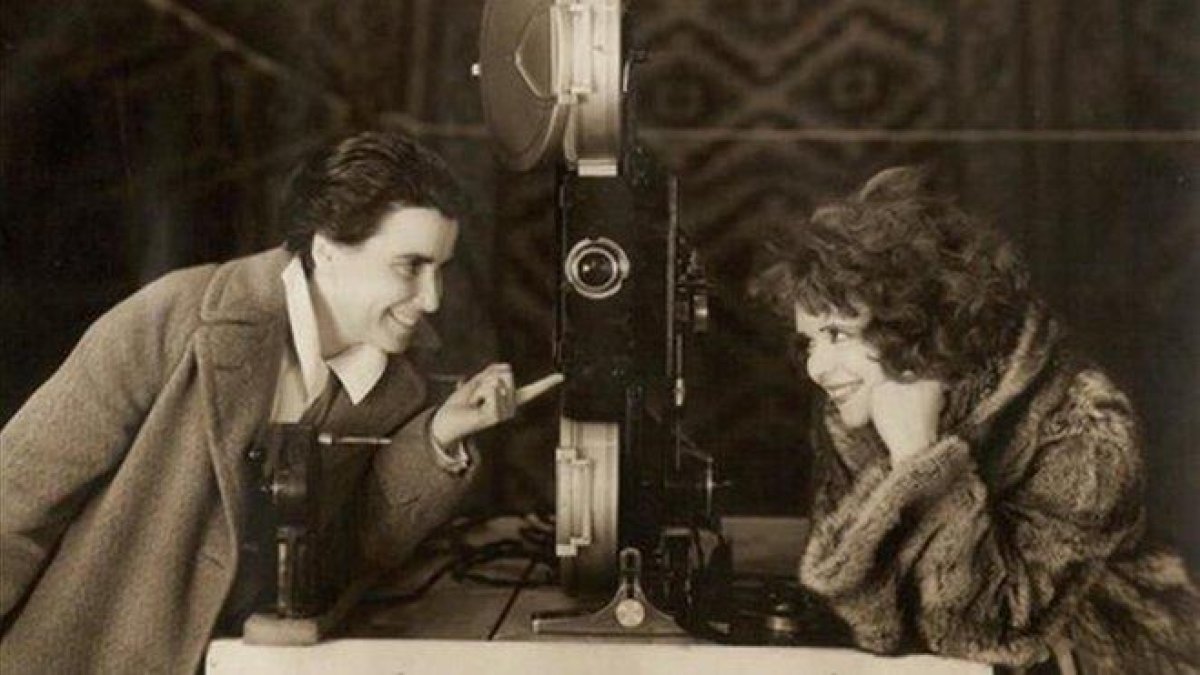 La directora estadounidense Dorothy Arzner, con la actriz Clara Bow-
