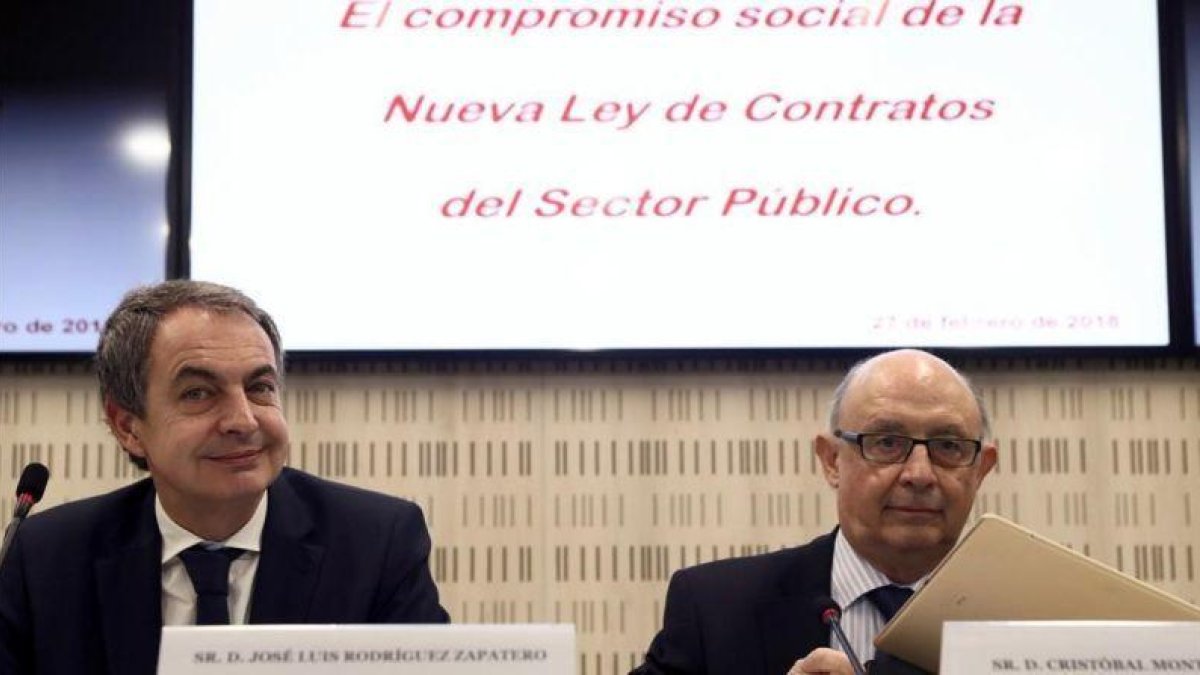 El ministro Cristobal Montoro  junto al expresidente del Gobierno Jose Luis Rodriguez Zapatero en una jornada sobre la Ley de Contratos.-EFE / MARISCAL