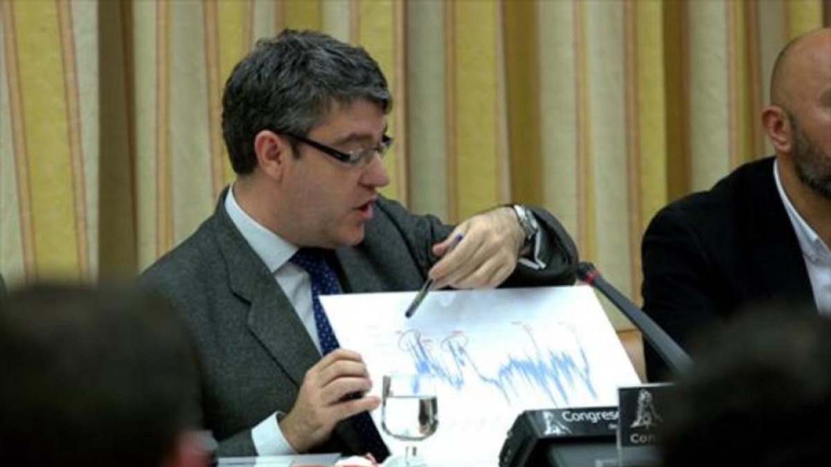 El ministo de Energía, Álvaro Nadal, durante una comparecencia en el Congreso.-DAVID CASTRO