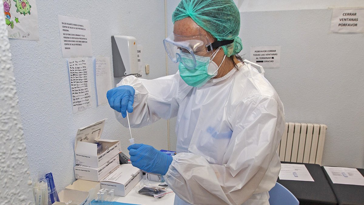 Personal sanitario realizando un test de detección de la COVID - MARIO TEJEDOR