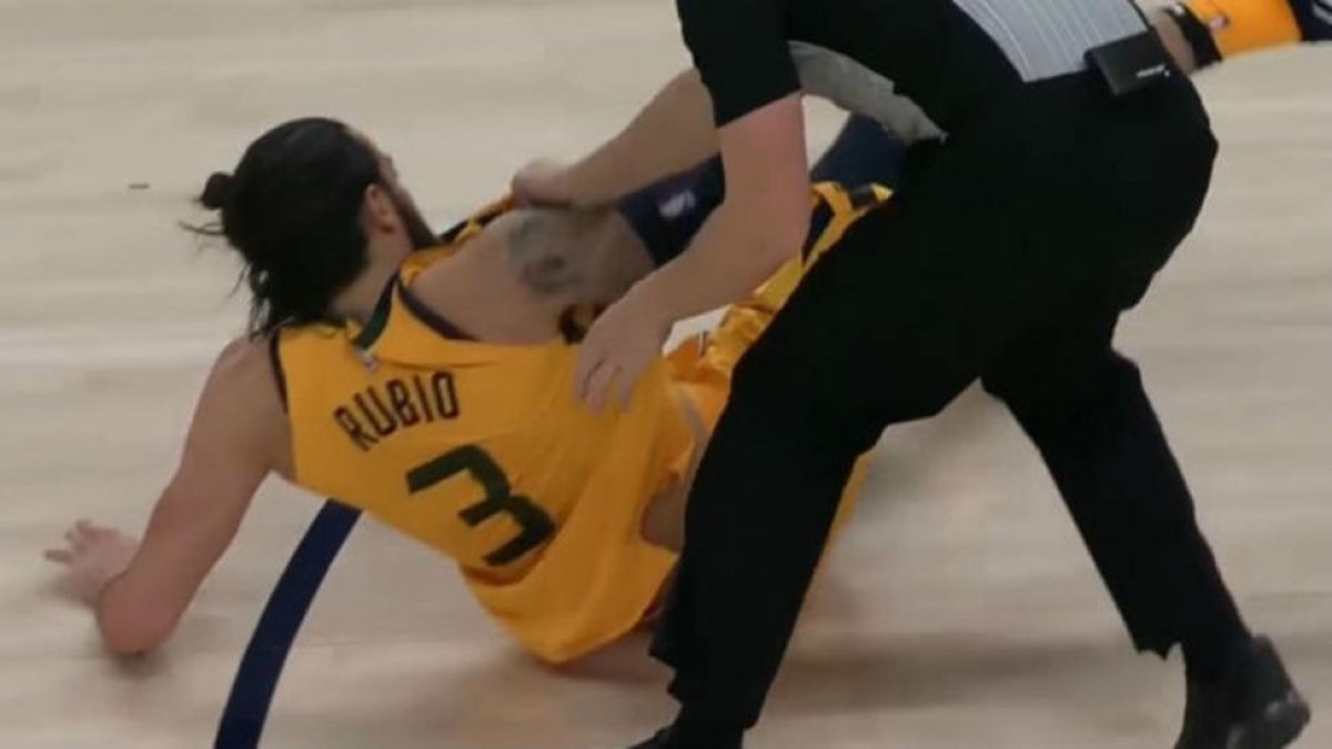 Rubio en el suelo después de ser empujado en el partido Utah-Suns.-Twitter / PERIODICO