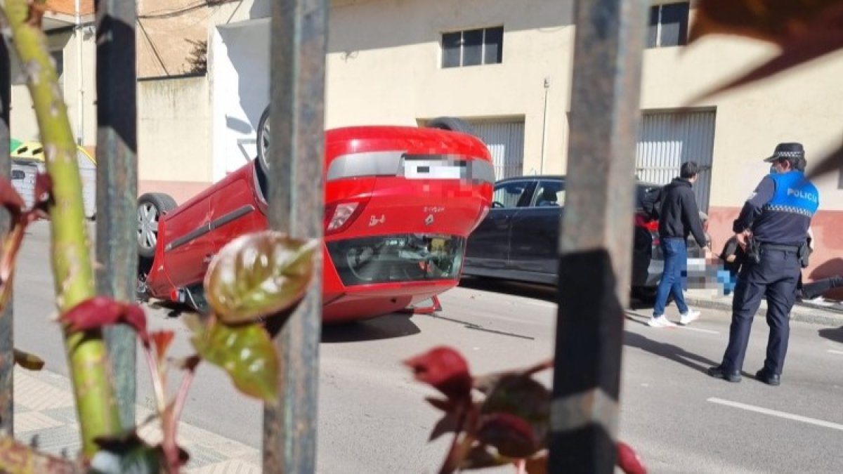 Vehículo volcado en plena ciudad de Soria. HDS