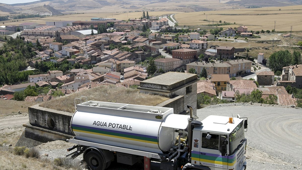 Camión cisterna de Diputación repartiendo agua en un pueblo de Soria. HDS
