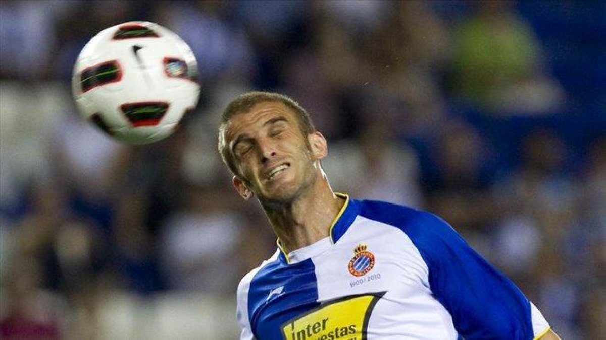 El exjugador del Espanyol Iván Alonso rematando de cabeza un balón-ARCHIVO