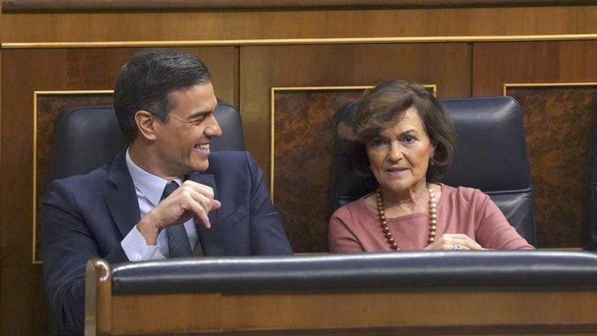 Pedro Sánchez y Carmen Calvo, el pasado martes en el Congreso, durante el debate de investidura.-DAVID CASTRO