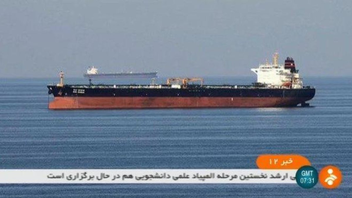 Los dos petroleros involucrados en un incidente en el golfo de Omán, en una imagen de la televisión estatal iraní.-IRNN (AFP)