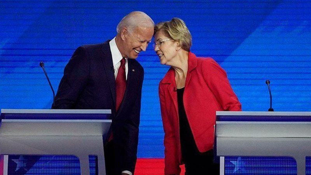 Joe Biden y Elizabeth Warren, durante el debate en Houston.-TWITTER