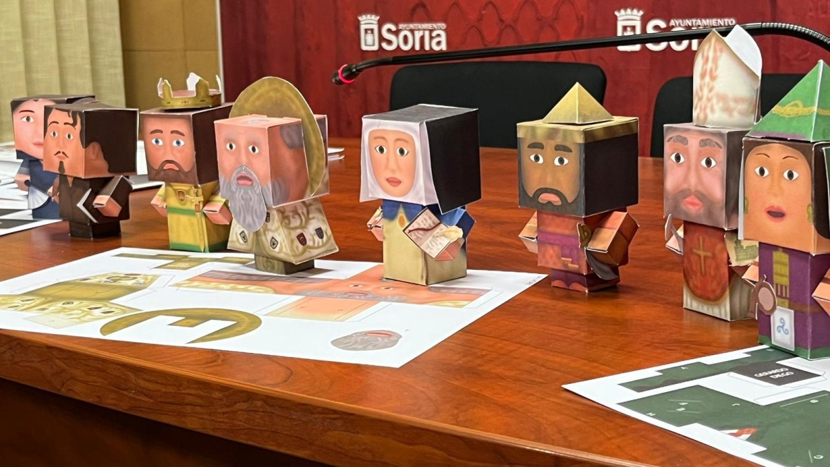 El Ayuntamiento edita una colección de 15 recortables para conocer la historia de Soria. HDS
