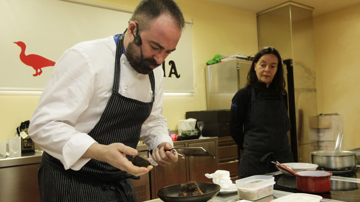 El chef David Pérez junto a su ayudante.-L.A.T