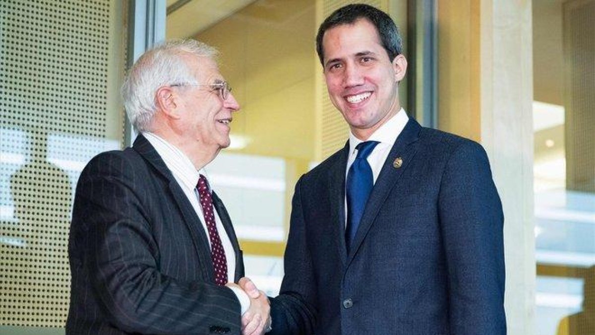 El jefe de la diplomacia europea y vicepresidente del Ejecutivo comunitario, Josep Borrell (izquierda) saluda al líder de la oposición venezolana, Juan Guaidó, en Bruselas.-ARIS OIKONOMOU (AFP)
