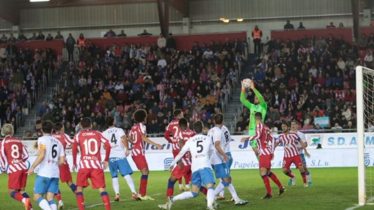 El portero esloveno Oblak detiene un balón aéreo en una de las contadas llegadas del Almazán ante la portería del Atlético de Madrid. GONZALO MONTESEGURO