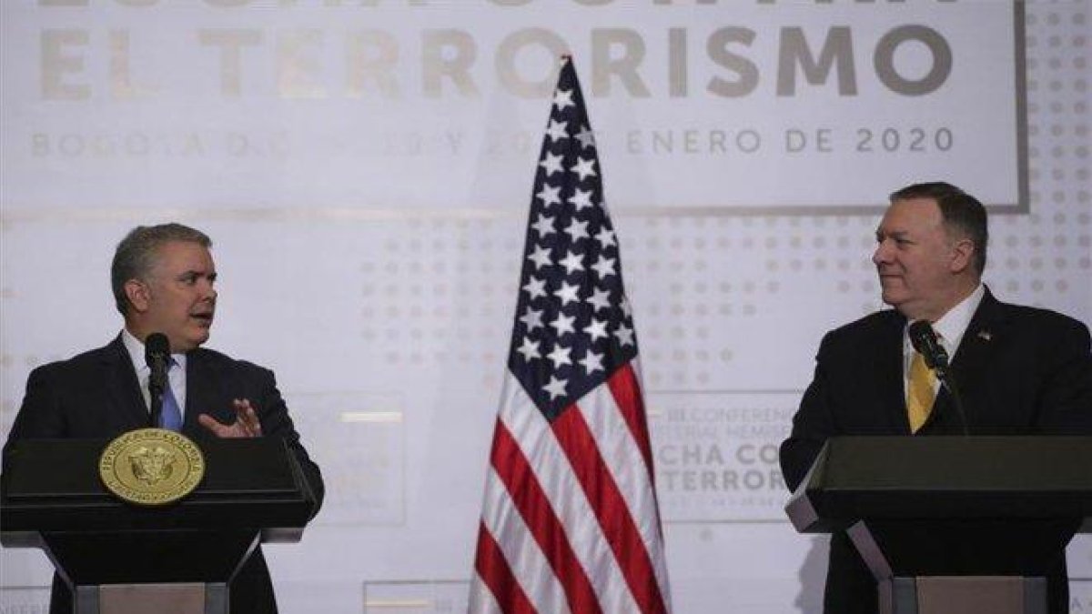 Iván Duque y Mike Pompeo en una cumbre antiterrorismo en Colombia.-AP