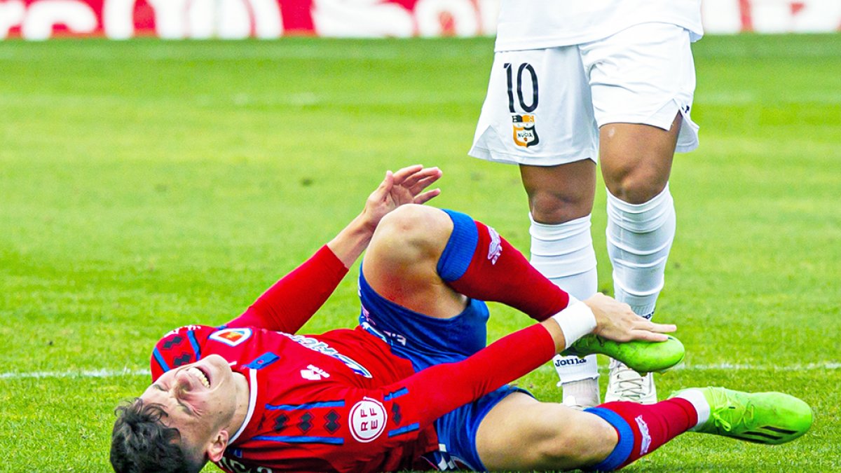 David González se duele durante uno de los partidos del Numancia de la presente temporada. MARIO TEJEDOR