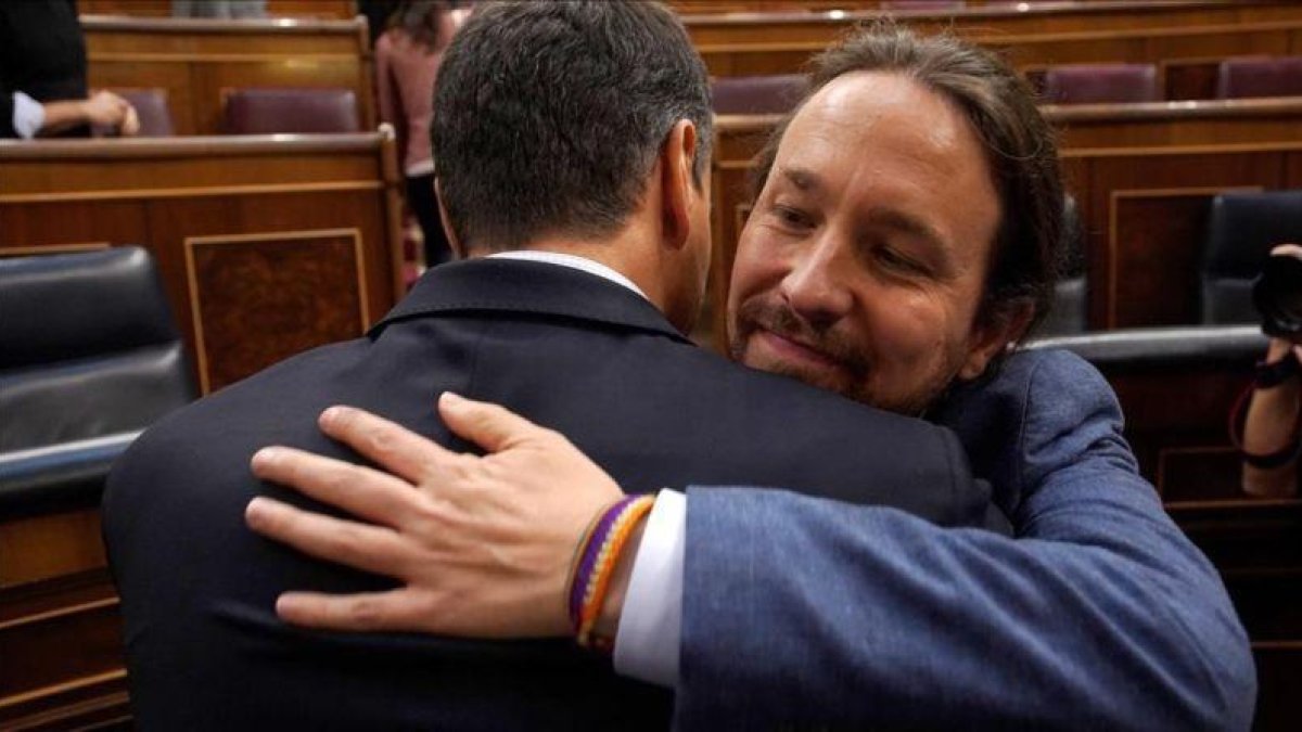 Pablo Iglesias abraza a Pedro Sánchez tras la votación de la moción de censura en el Congreso.-JOSÉ LUIS ROCA