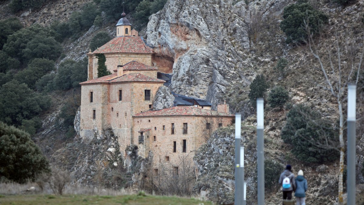 Vista de la ermita de San Saturio.  MARIO TEJEDOR
