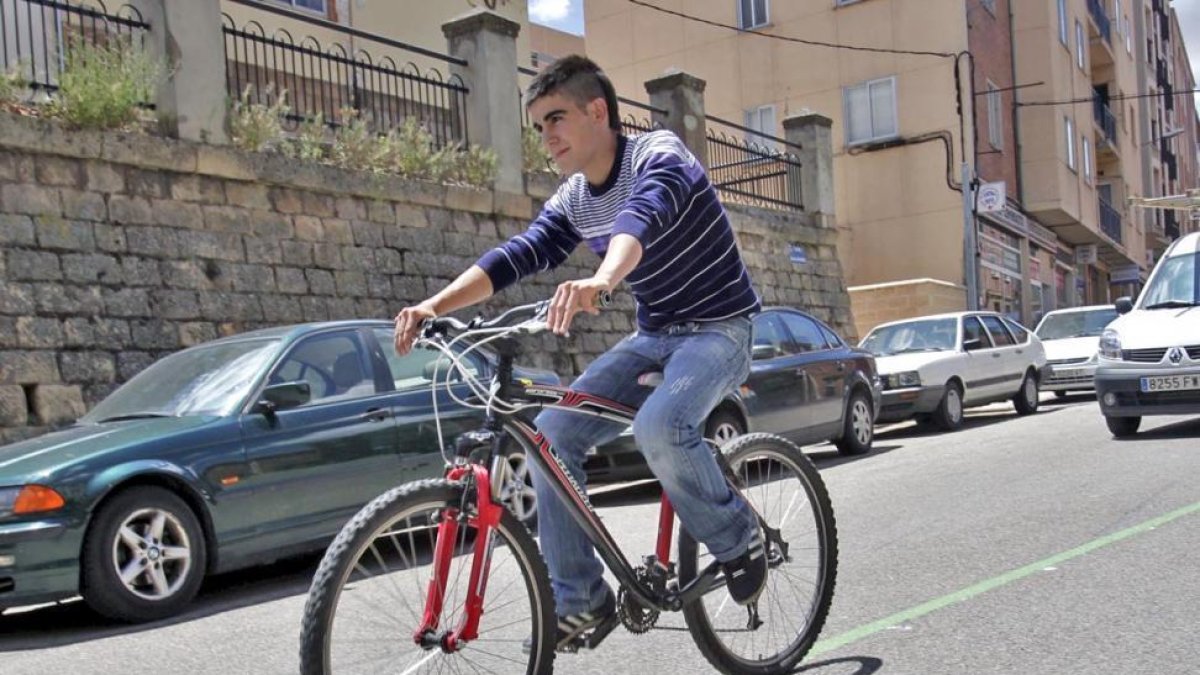 Carril bici urbano en el barrio de San Pedro.-Luis Ángel Tejedor