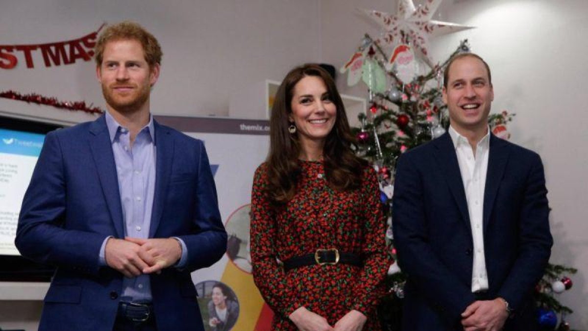 El príncipe Enrique junto a su hermano Guillermo y Kate Middleton en el cumpleaños de la duquesa de Cambridge.-The Sun