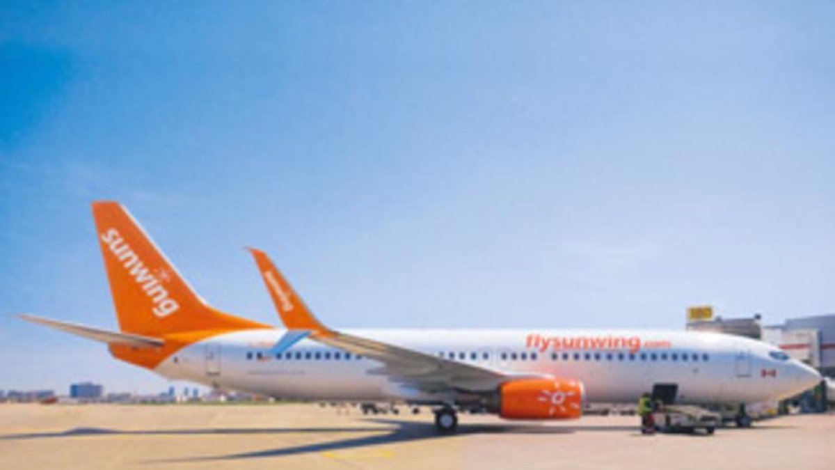 Un Boeing 737-800 de la compañía Sunwing Airlines, en una imagen de archivo.-SUNWINGS AIRLINES / MARK KING