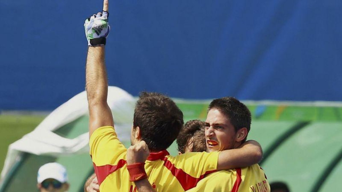 El equipo español celebra la victoria.-
